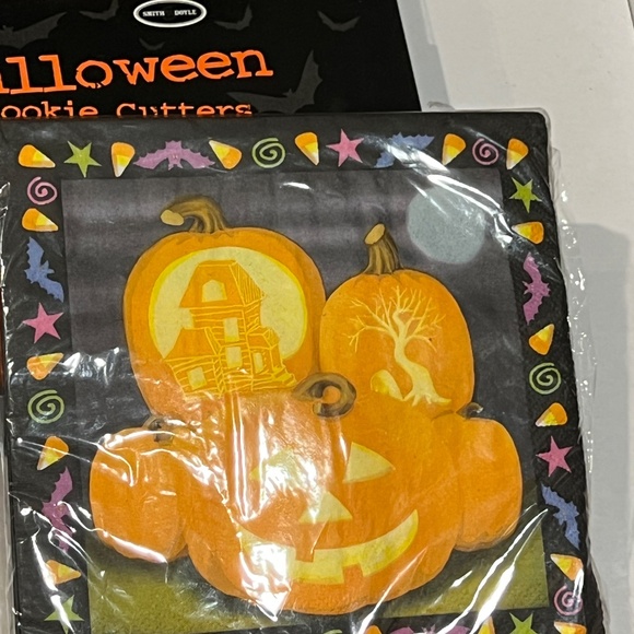 Halloween Bundle 10 Cookie Cutters 4 Wooden Decorations and 18 Fun Napkins NWT - Picture 3 of 8